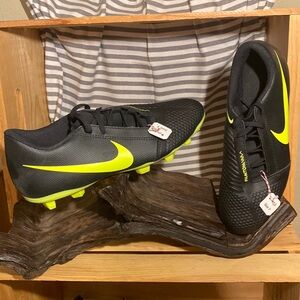#68 Nike Phantom Cleats - Black & Green